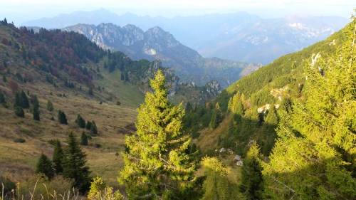 Blick vom Tremalzo-Pass Richtung Ledrosee, der von den Bergen verdeckt ist
