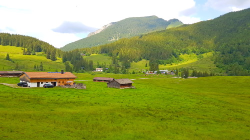 Die Albert-Link-Hütte (rechts) ist bereits von weitem zu sehen