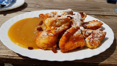 Kaiserschmarn mit Apfelmus - der Teller wirkt nicht besonders groß, ist er aber!