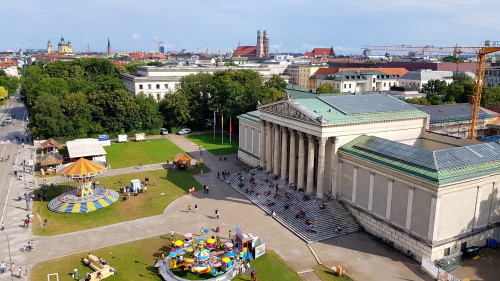 München - Sommer in der Stadt: Blick aus dem Riesenrad am Königsplatz Richtung Frauenkirche und Theatinerkirche