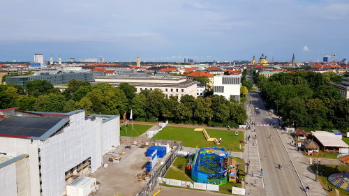 München - Sommer in der Stadt: Blick aus dem Riesenrad am Königsplatz Richtung Highlight Towers, HVB Tower, Theatinerkirche und Ten Towers