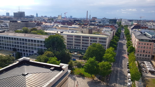 München - Sommer in der Stadt: Blick aus dem Riesenrad am Königsplatz Richtung ADAC, Telekom und Bayerischer Rundfunk