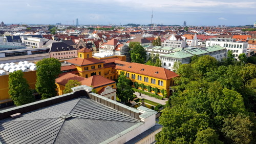 München - Sommer in der Stadt: Blick aus dem Riesenrad am Königsplatz Richtung Olympia-Turm, Olympia-Gelände, O2 Tower, BMW-Vierzylinder