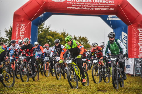 Woidman MTB-Marathon in Thurmansbang - kurz nach dem Start der Mittel-Strecke - Alex hoch konzentriert