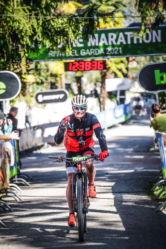 SCOTT BIKE Marathon Riva del Garda - Alex freut sich, endlich im Ziel anzukommen