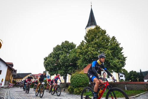 Woidman - in Thurmansbang geht es an der Kirche vorbei