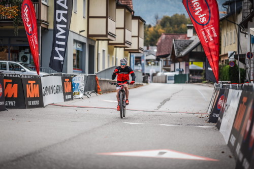 Herbstmarathon Bad Goisern - im Ziel: Alex freut sich