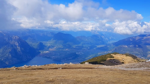 Auf dem Gipfel vom Monte Altissimo: Blick hinunter nach Riva del Garda und zum Monte Brione