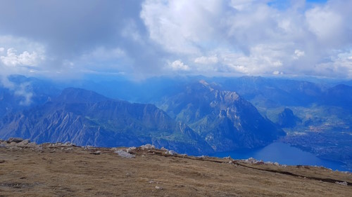 Auf dem Gipfel vom Monte Altissimo: Blick Richtung Lago di Ledro
