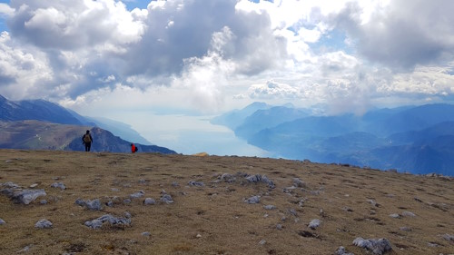 Auf dem Gipfel vom Monte Altissimo: Blick Richtung südlichen Gardasee