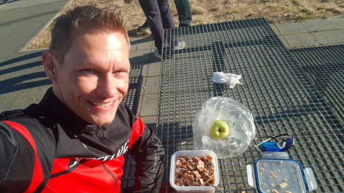 23. Franken Bike Marathon in Trieb - während der Anreise macht Alex eine Pause auf einem Rastplatz fürs Frühstück "on time"