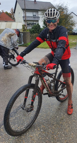 9. MTB-Trail in Pfettrach - Alex ist im Ziel und alles andere als sauber (die Jacke hatte er sich erst nach dem Ziel angezogen)