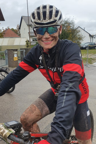 9. MTB-Trail in Pfettrach - Alex ist im Ziel und alles andere als sauber (die Jacke hatte er sich erst nach dem Ziel angezogen)