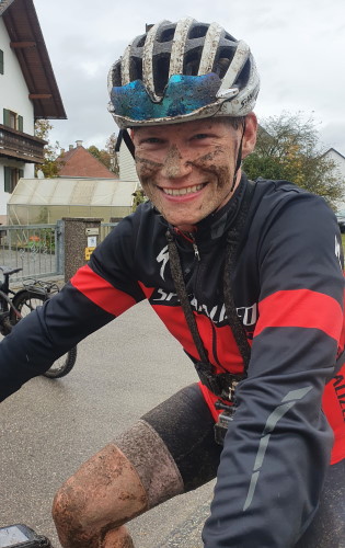 9. MTB-Trail in Pfettrach - Alex ist im Ziel und alles andere als sauber (die Jacke hatte er sich erst nach dem Ziel angezogen)