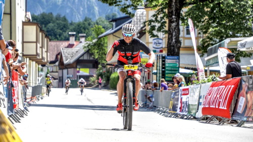 Salzkammergut Trophy in Bad Goisern - Alex freut sich, ins Ziel zu kommen