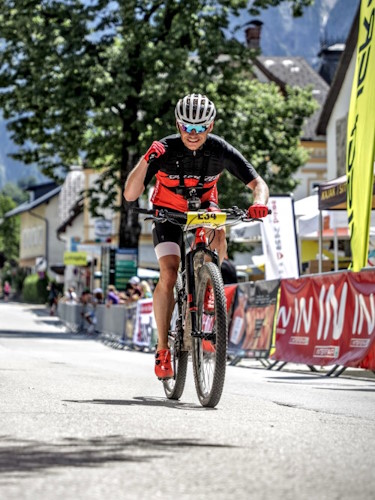 Salzkammergut Trophy in Bad Goisern - Alex freut sich, ins Ziel zu kommen