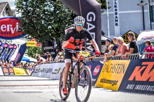 Salzkammergut Trophy in Bad Goisern - Alex freut sich, ins Ziel zu kommen