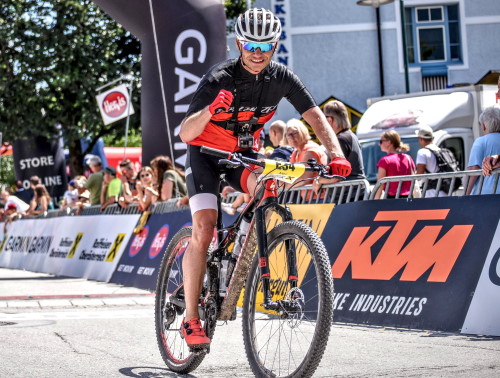 Salzkammergut Trophy in Bad Goisern - Alex freut sich, ins Ziel zu kommen