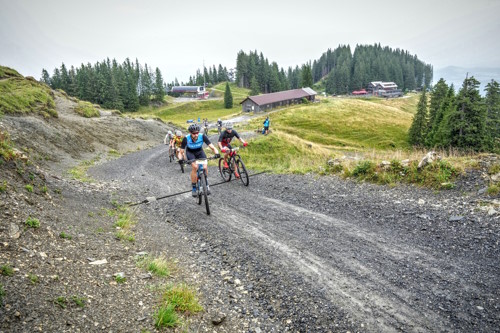 19. MTB Marathon Pfronten - Alex fährt bewusst verhalten und wird von einer Gruppe überholt