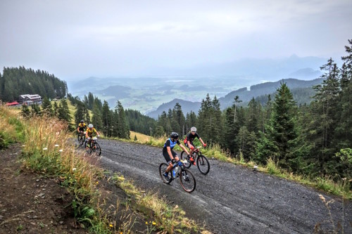 19. MTB Marathon Pfronten - Alex fährt bewusst verhalten und wird von einer Gruppe überholt