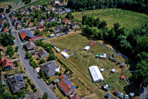 23. Franken Bike Marathon in Trieb - Impressionen: links die Straße mit dem Startbereich, rechts der Sportplatz mit Startnummernausgabe sowie Zielbereich