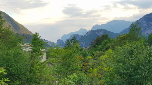 Blick vom nördlichen Sarca-Tal Richtung Süden zur Burg von Arco