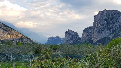 Blick vom nördlichen Sarca-Tal Richtung Süden zur Burg von Arco und zum Monte Brione