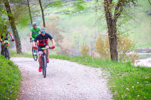 SCOTT BIKE Marathon 2023 in Riva del Garda - Alex quält sich mit niedriger Trittfrequenz und hohem Energieeinsatz den ersten Anstieg hoch