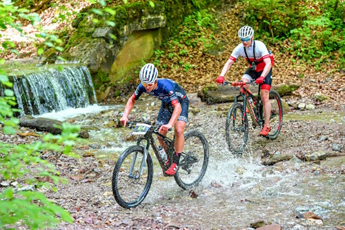 8. eldoRADo MTB Marathon in Angerberg - an der zweiten Bachdurchfahrt vom zweiten der Strecke A überholt