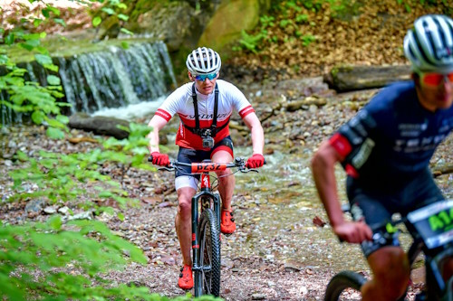 8. eldoRADo MTB Marathon in Angerberg - an der zweiten Bachdurchfahrt vom zweiten der Strecke A überholt