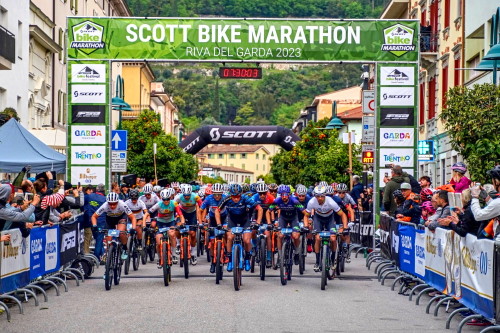 SCOTT BIKE Marathon 2023 in Riva del Garda - Impressionen: Start der Elite der Ronda Extrema (Ganz rechts: amtierender Weltmeister Andreas Seewald)