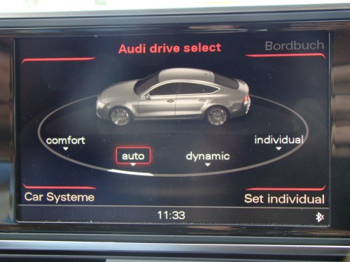 Franzi ließ sich chauffieren und probierte die verschiedenen Setups des Autos, die über das Audi Drive Select einstellbar sind - Audi A7 Sportback