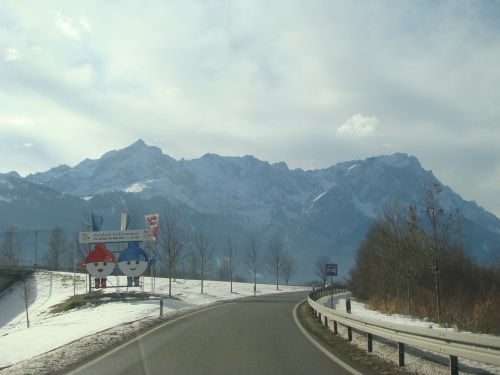 Kurz vor Garmisch: Der Zipfel auf der linken Seite ist die Alpspitz und der höchte Gipfel auf der rechten Seite ist die Zugspitze