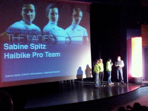 Sabine Spitz vom Haibike Pro Team (2. von rechts)