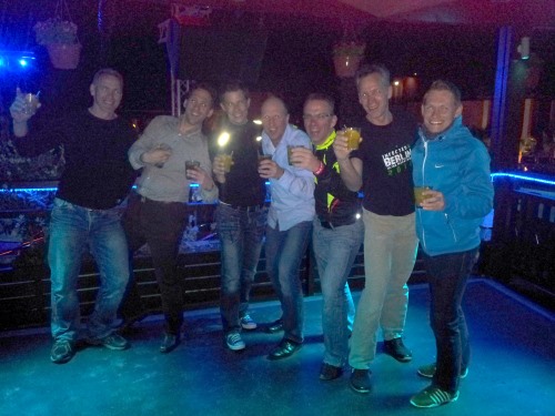 Holger, Daniel, Jan, Mike, Niko, Tjard und Alex trinken auf ihre Trainerin