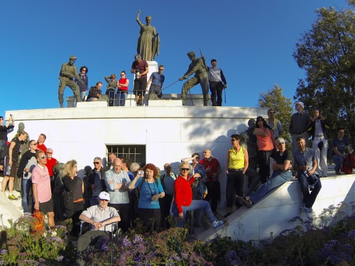 Gruppenfoto am Denkmal: Ach so seht ihr alle ohne Skate-Klamotten aus!