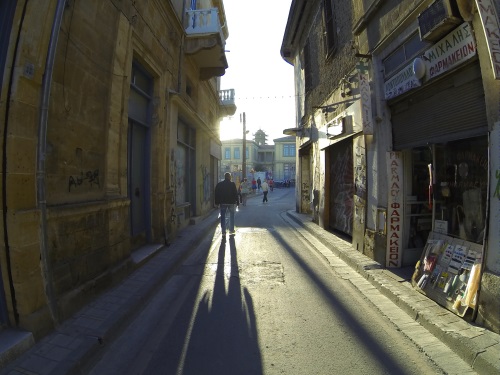 Abendstimmung in einer Gasse in Nikosia