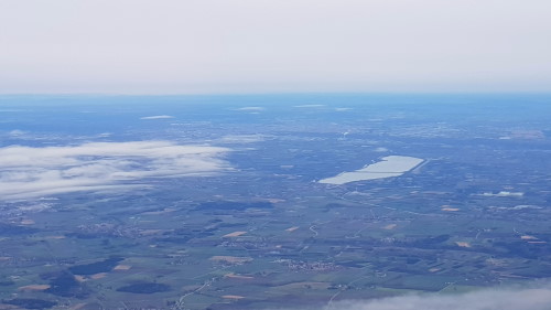 Experts Inline Camp 2020 - Kurz nach dem Abheben: Der Speichersee, München sowie die Isar, die sich als grüner Balken durch die Stadt zieht