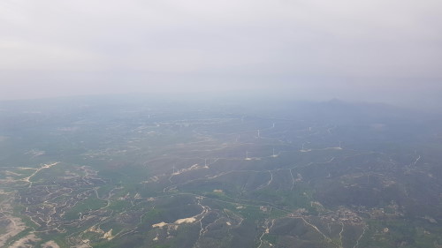 Experts Inline Camp 2020 - Kurz vor der Landung: Die Windräder und der Berg mit dem Kloster nahe Larnaca
